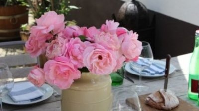 Festtafel mit umweltfreundlichem Blumenschmuck