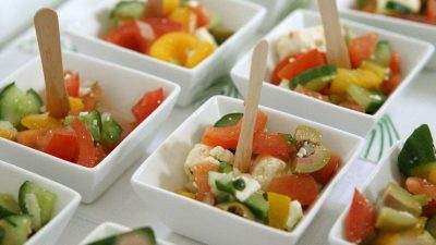 Buffet mit Salatschüsseln