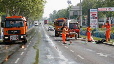 Straßenreinigung durch Mitarbeiter der MA48