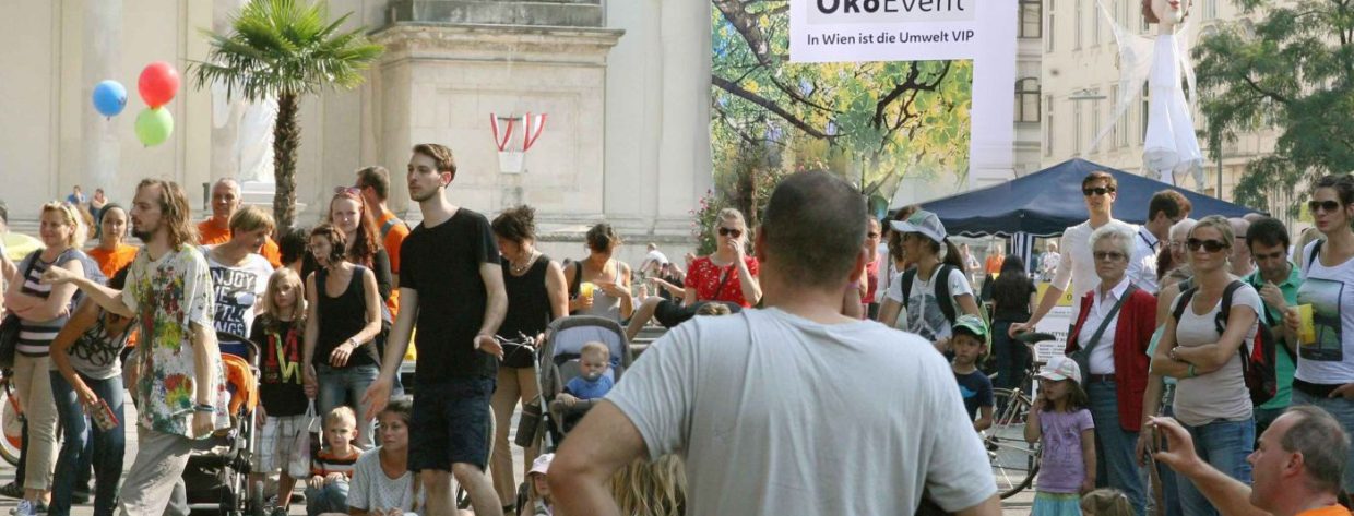 Menschen beim Straßenfestival am Karlsplatz