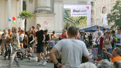 Menschen beim Straßenfestival am Karlsplatz