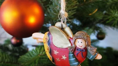 Weihnachtsanhänger auf Baum