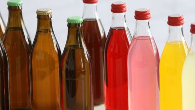 9389 Kleine Bierflaschen und Saftflaschen