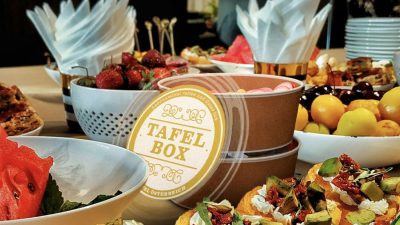 Speisen und Tafelbox am Buffet